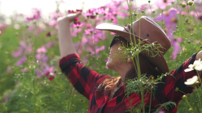 cosmos meadow亚洲成熟女性面部表情，张开双臂感受自由