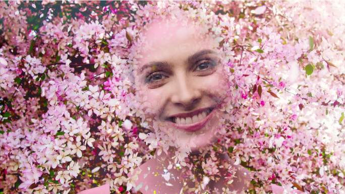春天的清新。盛开的樱花树和微笑的女人以诱人的模特儿的形状合拢在一起。双重曝光。