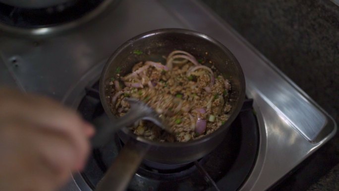 检疫期间烹饪食物。