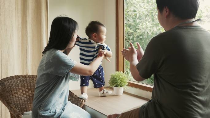 小男孩学走路好心情情感快乐高兴