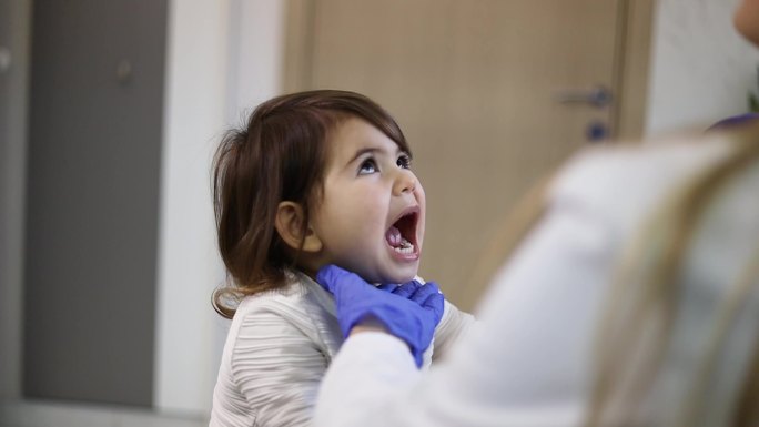 儿科医生办公室小孩看病小女孩支气管炎