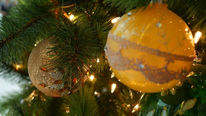 圣诞树上的装饰品圣诞装饰树圣诞彩球圣诞灯