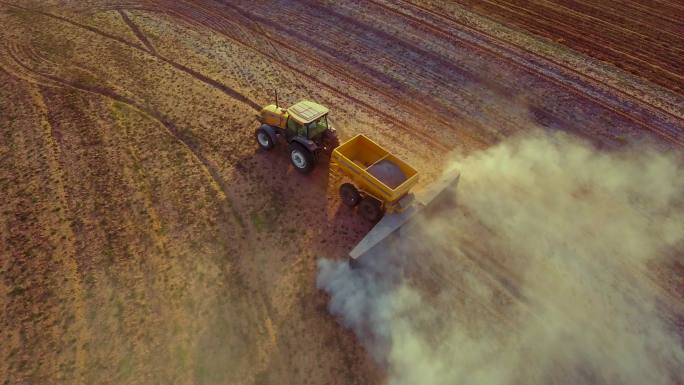 农用拖拉机，用于耕作和牧场施用石灰。石灰石在土壤中的应用。