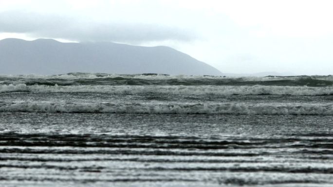 大西洋波浪滚滚到丁格尔半岛的英寸海滩上