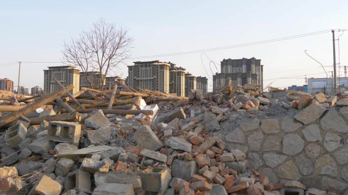 城市郊区房屋拆迁留下的废墟。