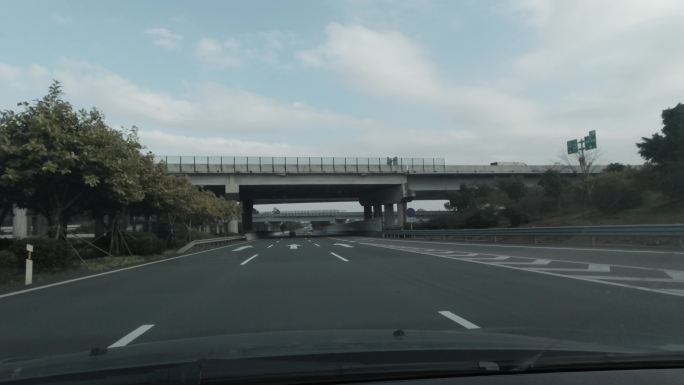 从高速公路上的汽车望出去，经过高架桥