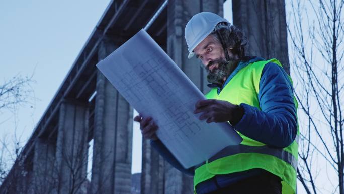 道路工程师工作。修建新公路。