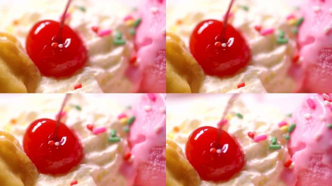 一碗美味的草莓冰淇淋，上面有新鲜的樱桃和五颜六色的点缀。