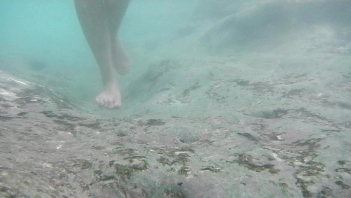女人赤脚在水中行走