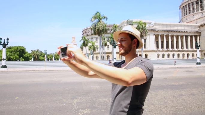 古巴哈瓦那市中心的自拍游客