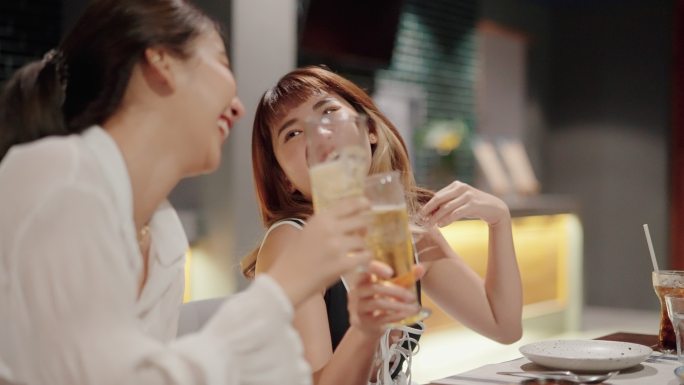 兴高采烈的女人和她最好的朋友一起开派对，喝着含酒精的啤酒。