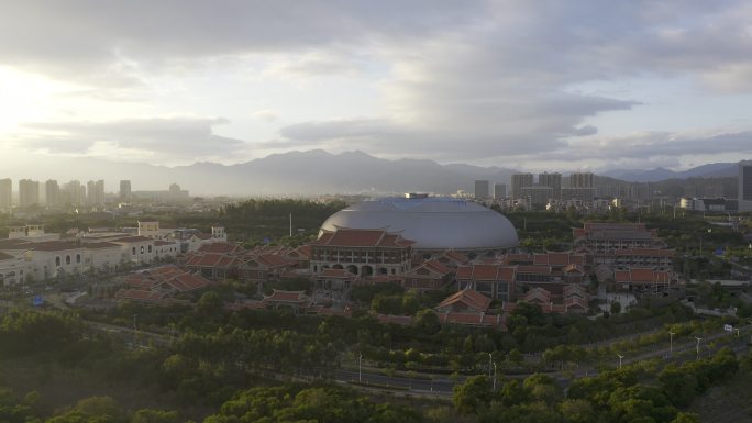 日落中的中国特色建筑和交通流航拍