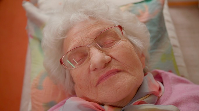 老年妇女在舒适的床上休息，睡得很好