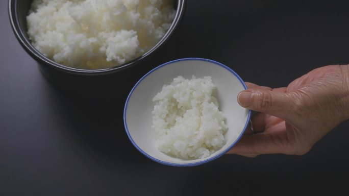 把米饭盛在碗里。盛饭用餐吃饭