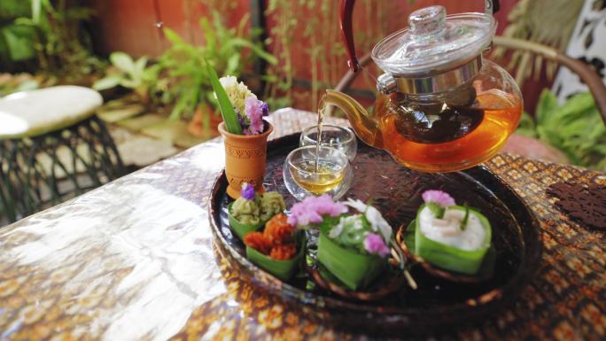 透明茶杯中的凉茶，与Khanom Tako、椰子面泰国布丁、Khanom Chan、泰国分层甜点、，