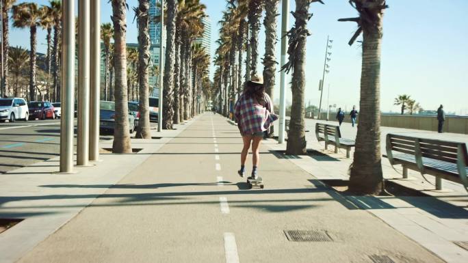 沙滩女子滑板棕榈树海边城市青春活力