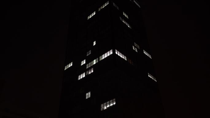 夜晚的摩天大楼。所有的灯都熄灭了