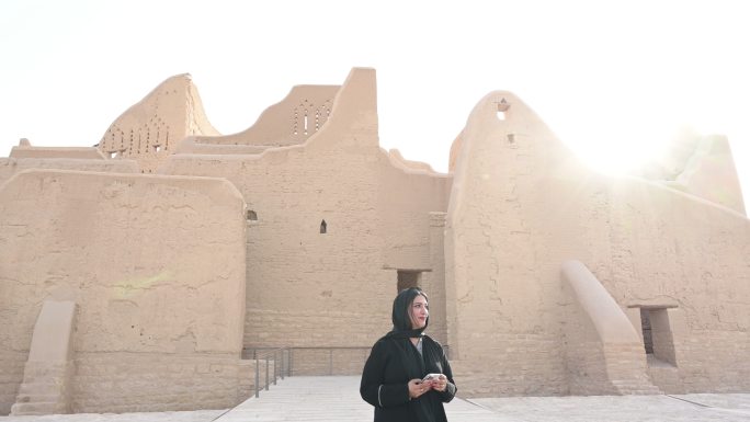 30多岁的沙特当地游客参观图拉伊夫遗址