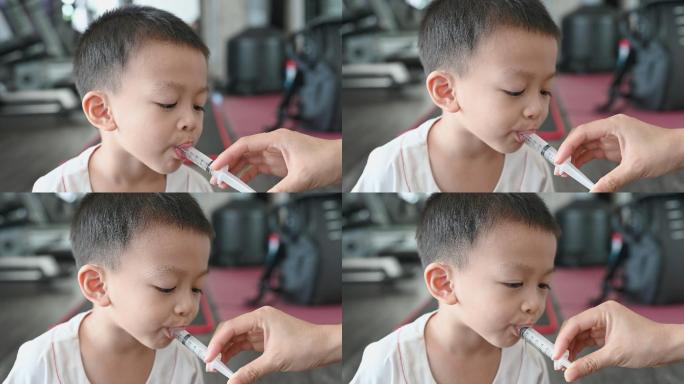 男孩用注射器吸食药水。