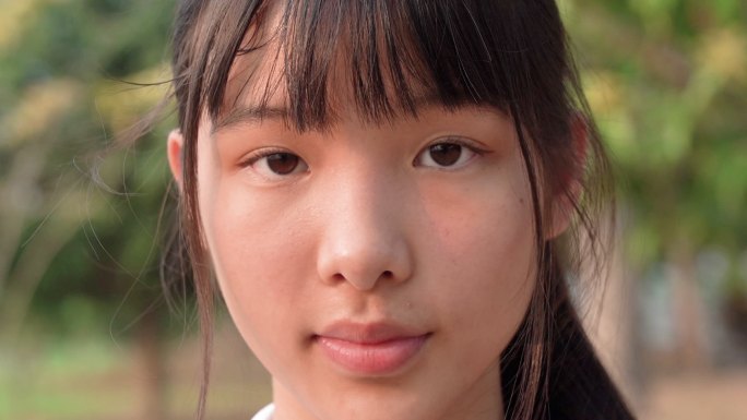 运动型亚洲年轻女子的面部表情，拟人笑脸