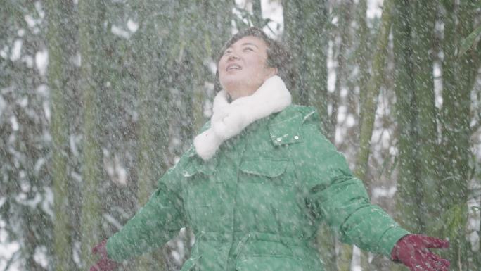 在雪中玩耍的女人雪中玩耍的女人