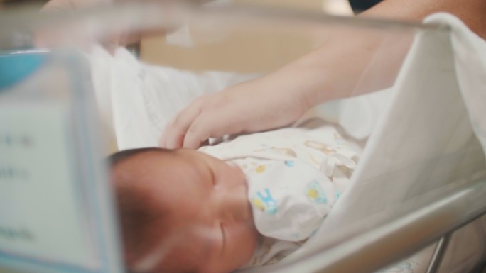 可爱的新生男婴（0-1个月）睡觉