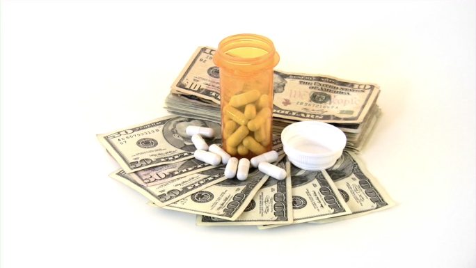 金钱和药物。医疗费用。美元，现金，毒品，药片。