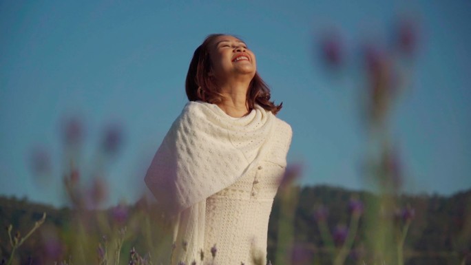 在薰衣草草地休息的亚洲成年女性的面部表情