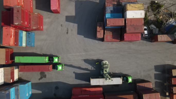 两名戴着安全帽的工程师在货柜前检查货运货物的空中镜头。