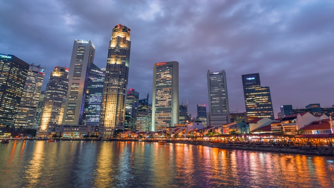新加坡，克拉克码头，新加坡最受欢迎的夜生活景点，随着时间的推移，船只不断驶过