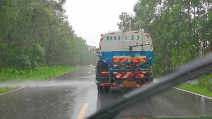 洒水车雨天在森林公路作业