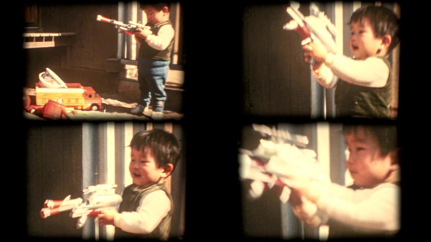 60年代8mm镜头-男孩玩玩具枪