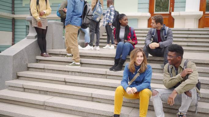 学生们在大学台阶上聊天