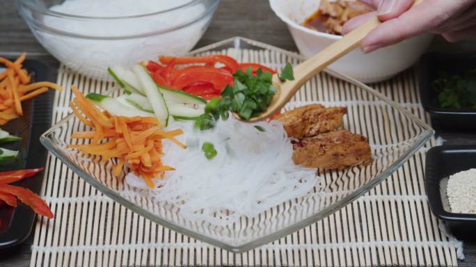 供应玻璃纸面条、鸡肉和蔬菜