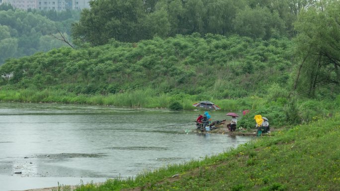 浑河河边雨中垂钓