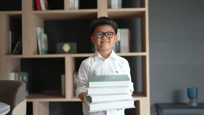 亚洲男孩喜欢图书馆的书。学习和自学的概念
