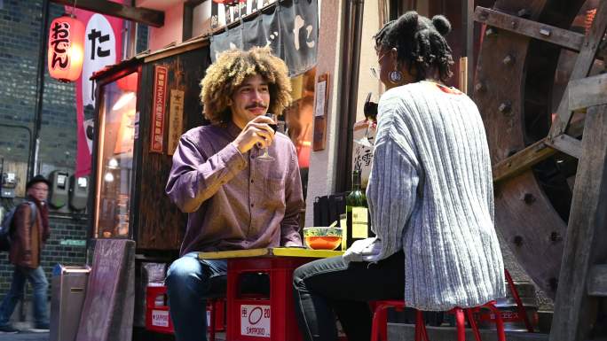 这对年轻夫妇在东京Izakaya传统酒店相互敬酒