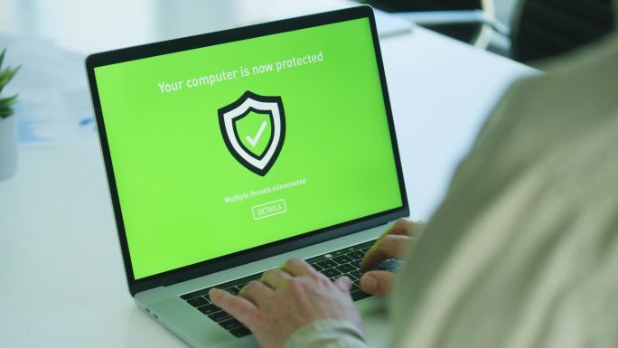商人在电脑上查看防病毒安全登录屏幕。