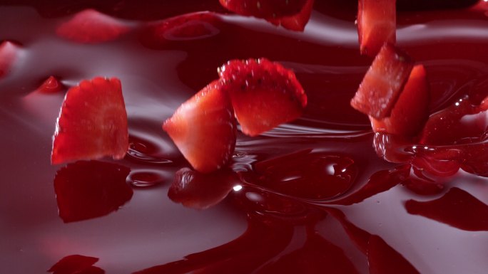 草莓溅入草莓酱/糖浆