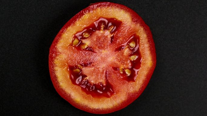 关闭红色番茄内的种子，旋转环。番茄-蔬菜。