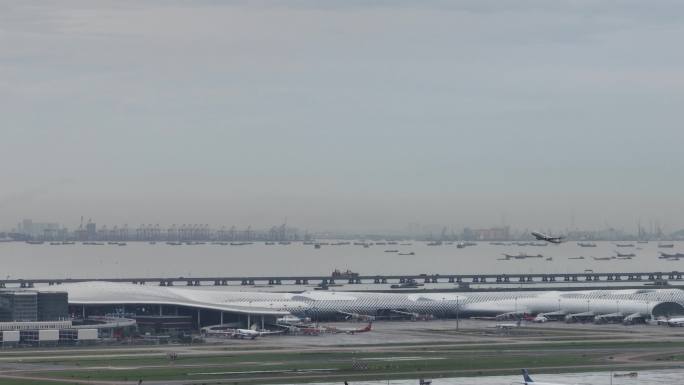 东方航空客机从深圳机场起飞掠过深中大桥