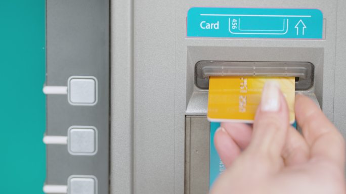 LD女性手将金卡插入ATM卡槽