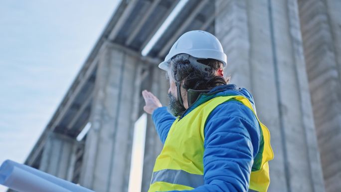 道路工程师工作。修建新公路。