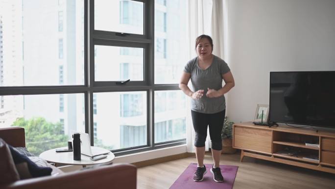 亚洲华人健身-周末在家锻炼女性