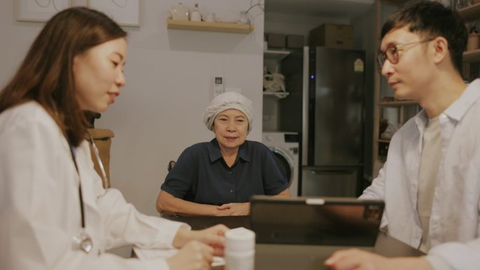 家庭医疗与老年女性癌症股票视频