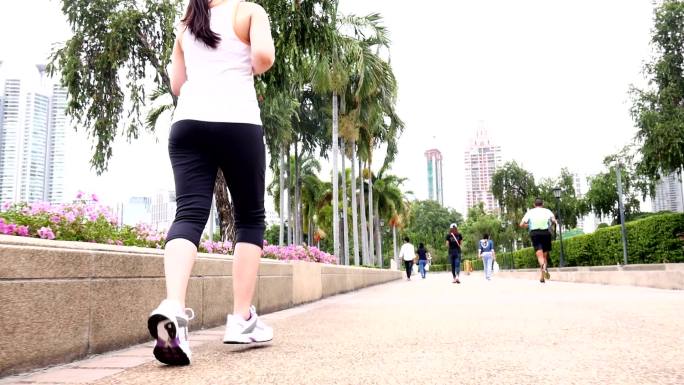 SLO MO运动员脚在公园慢跑，Sport Concept
