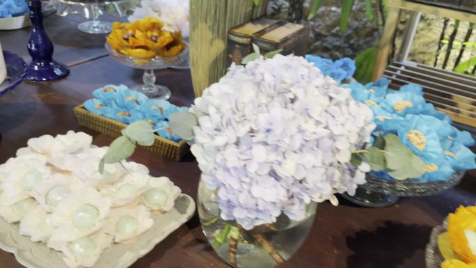 庆祝派对桌上摆满了五颜六色的糖果和鲜花