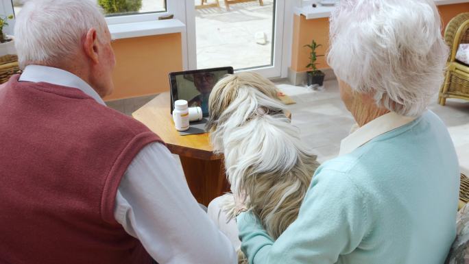老年夫妇通过数字平板电脑进行在线咨询