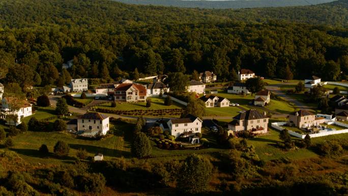 傍晚，宾夕法尼亚州波科诺斯阿巴拉契亚山脉的一个小乡村小镇。许多家庭的屋顶都安装了太阳能电池板。通过向