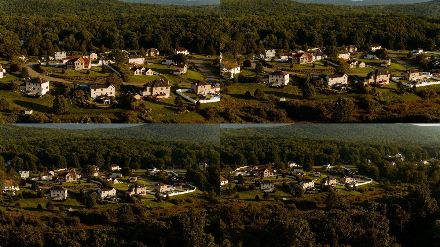 傍晚，宾夕法尼亚州波科诺斯阿巴拉契亚山脉的一个小乡村小镇。许多家庭的屋顶都安装了太阳能电池板。通过向